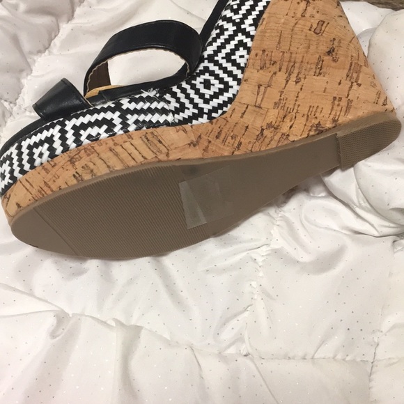 Chase & Chloe Wedges - Picture 5 of 8